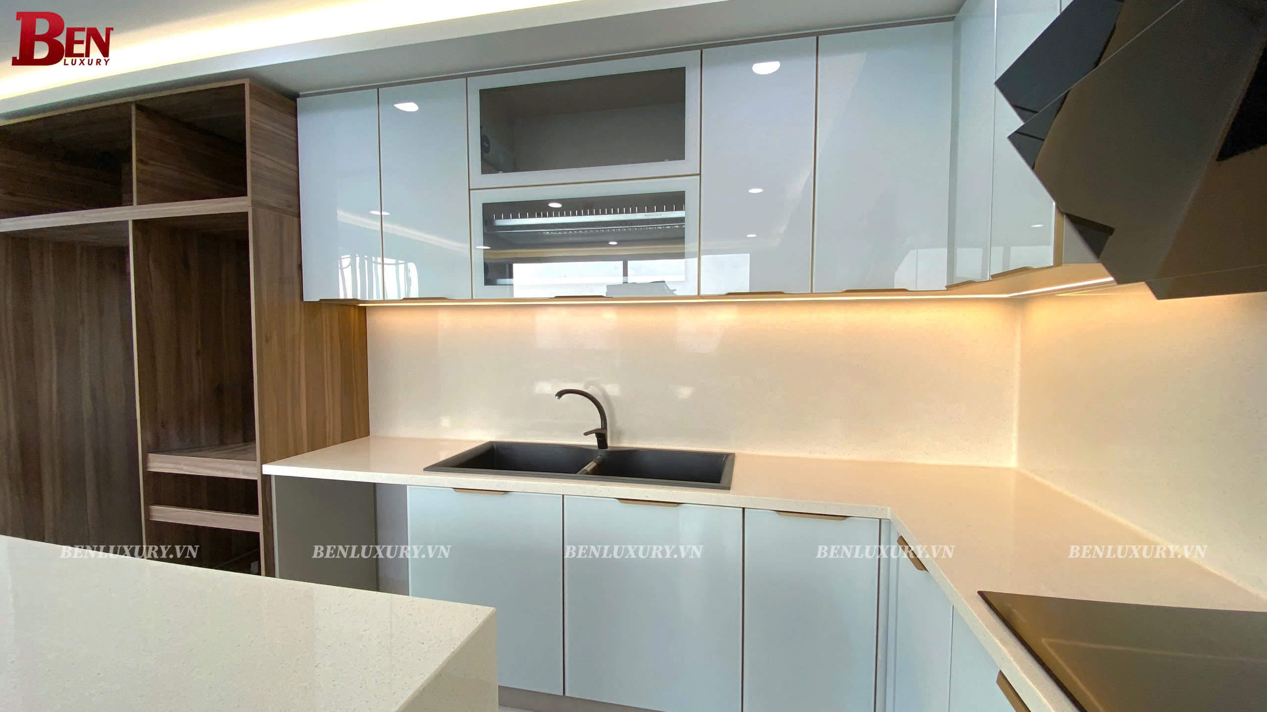 tu bep inox canh kinh tone trang voi mat bep van da 15