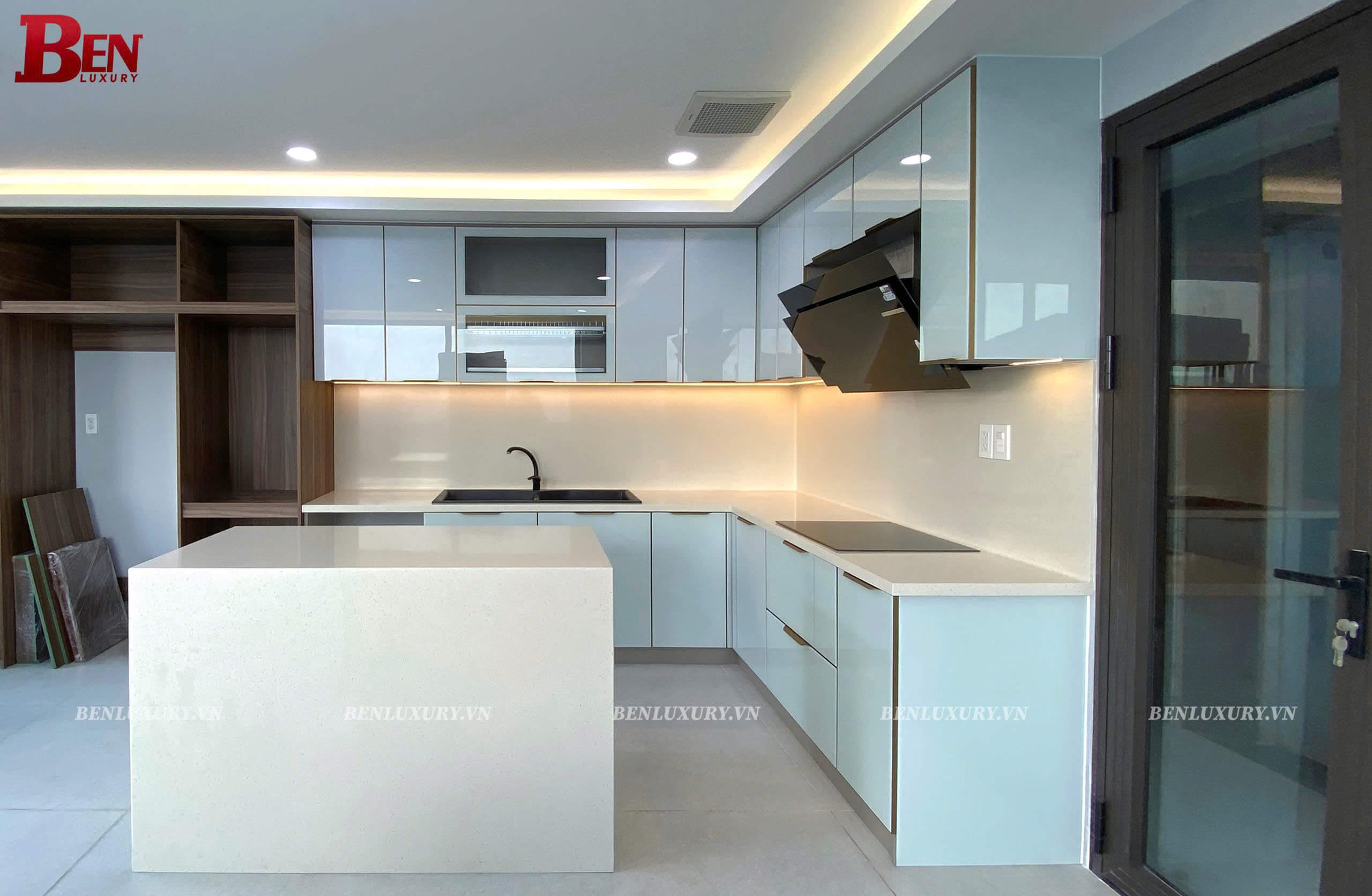 tu bep inox canh kinh tone trang voi mat bep van da 16