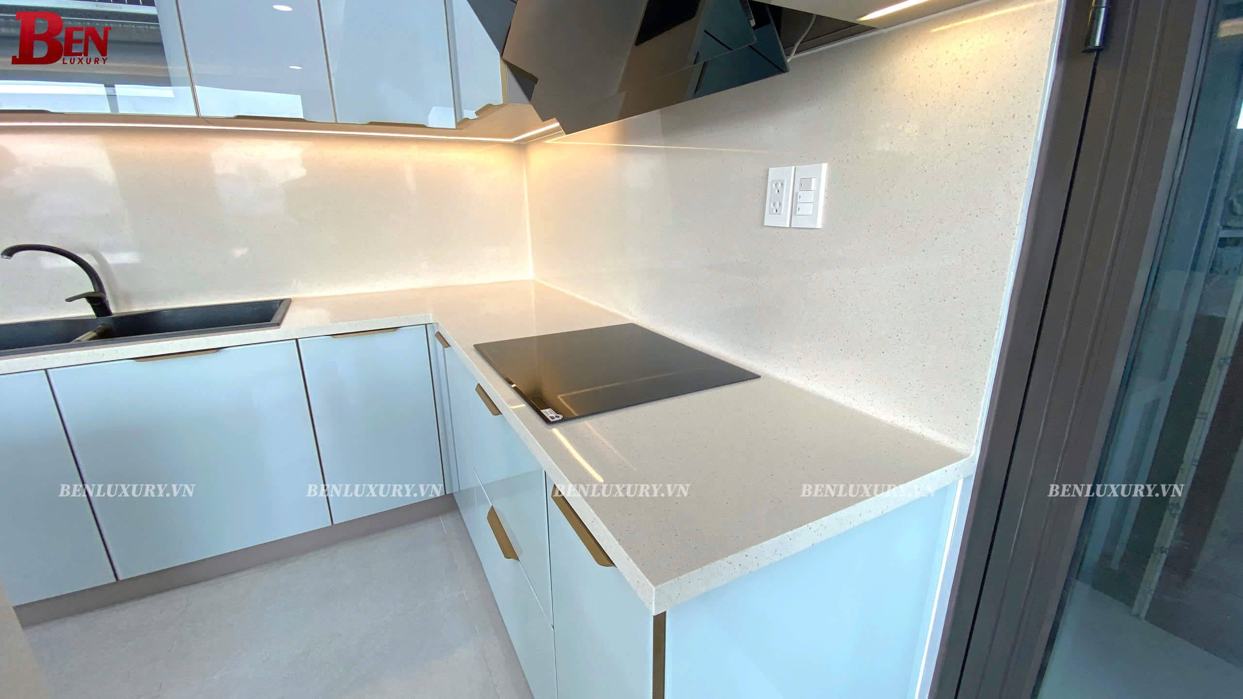 tu bep inox canh kinh tone trang voi mat bep van da 19