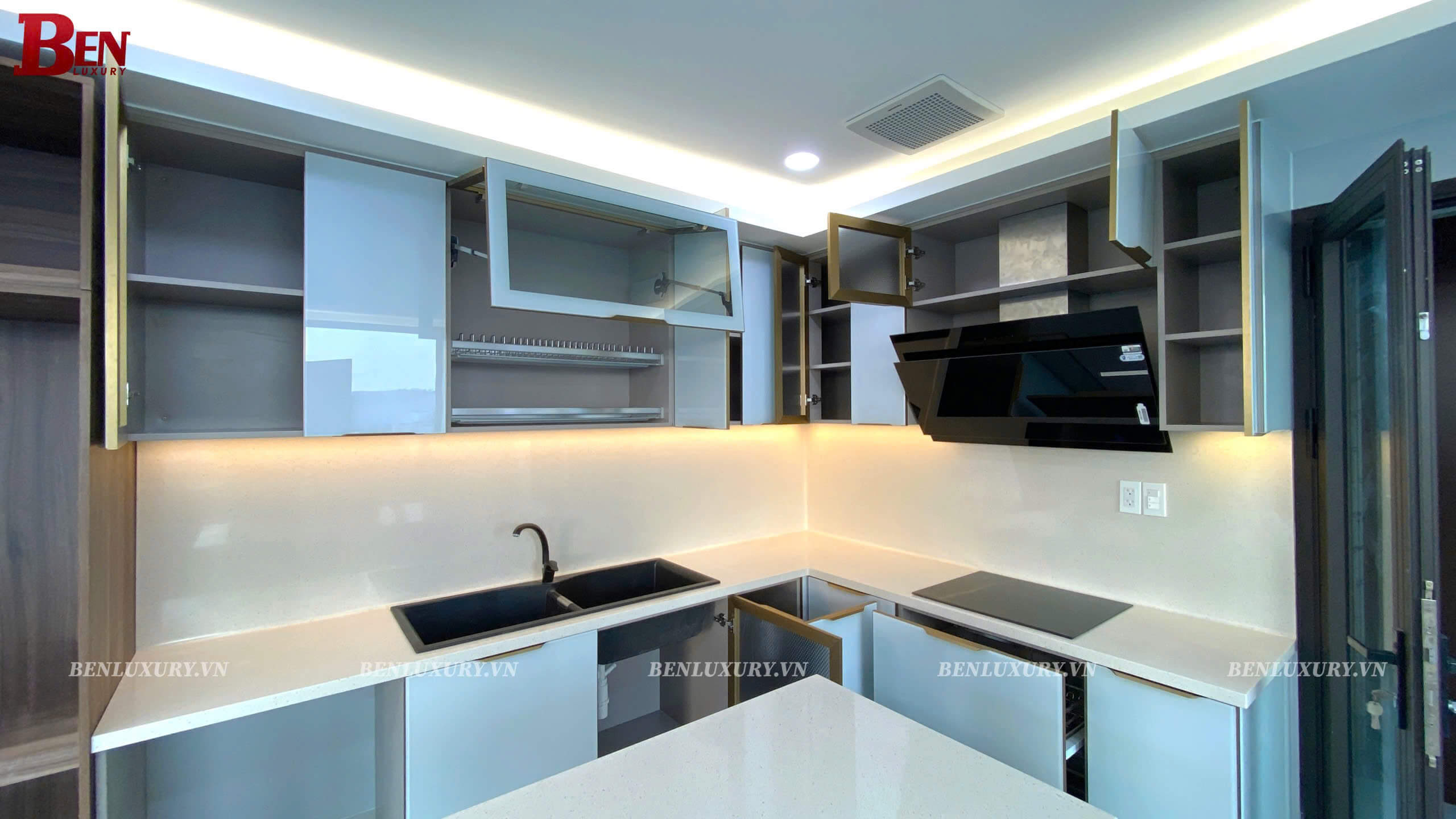 tu bep inox canh kinh tone trang voi mat bep van da 20