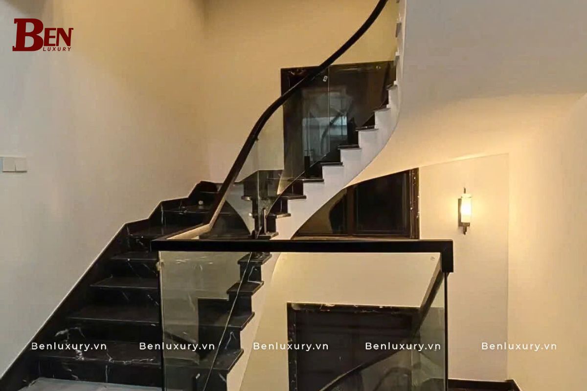 tay vin inox vuong benluxury va su tien bo trong thiet ke cau thang kinh hien nay 2