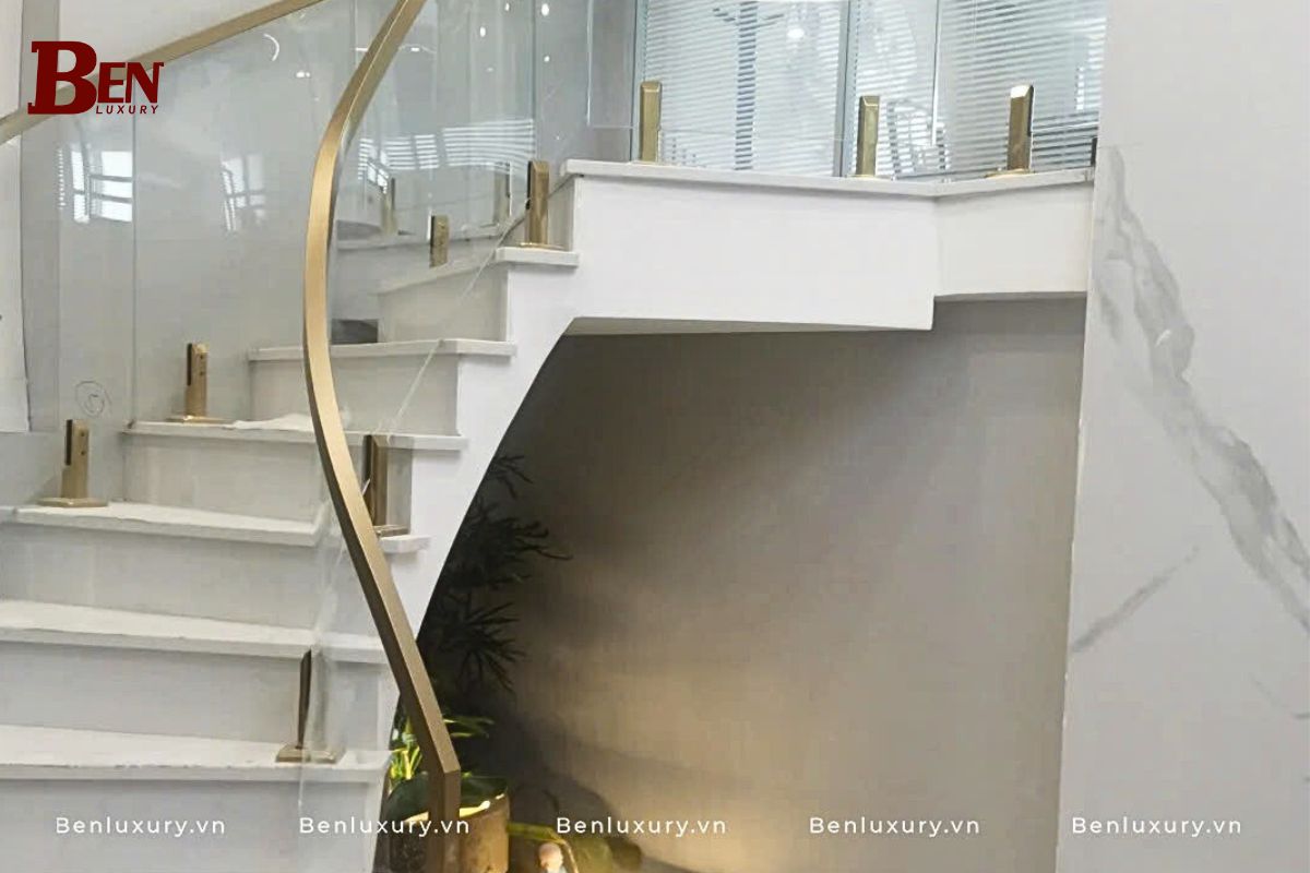tay vin inox vuong benluxury va su tien bo trong thiet ke cau thang kinh hien nay 4