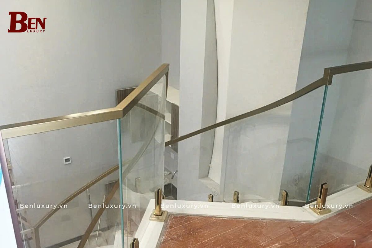 tay vin inox vuong benluxury va su tien bo trong thiet ke cau thang kinh hien nay 5