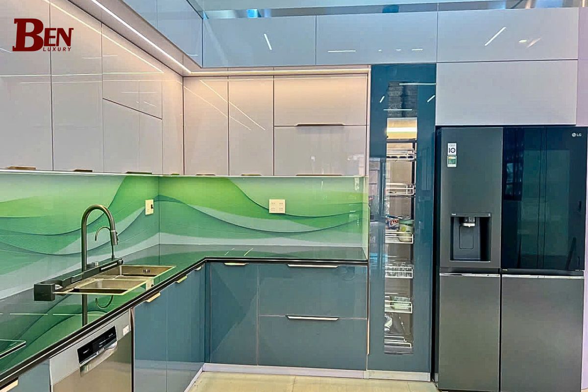 Thiết Kế Tủ Bếp Inox Hiện Đại - Sự Kết Hợp Hoàn Hảo Giữa Kính Cường Lực Và Mặt Đá Tự Nhiên