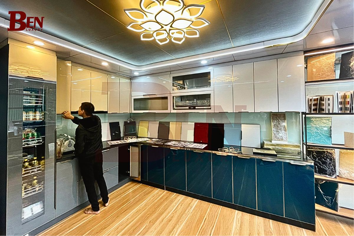 thiet ke tu bep inox hien dai su ket hop hoan hao giua kinh cuong luc va mat da tu nhien 3