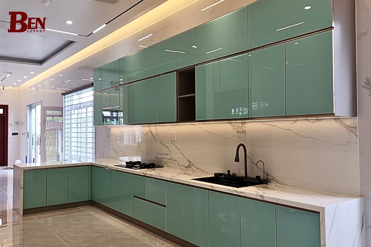 thiet ke tu bep inox hien dai su ket hop hoan hao giua kinh cuong luc va mat da tu nhien 5