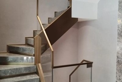 Dự Án Cầu Thang Kính Inox Vàng Bóng & Máng Nhôm Cover