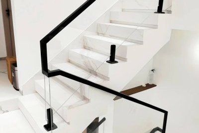 Dự Án Cầu Thang Kính Tay Vịn Nhôm 3D Màu Đen Xước