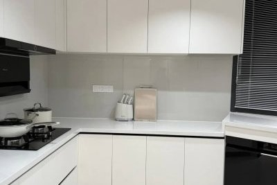 Dự Án Hoàn Thiện Tủ Bếp Nhựa Đặc Trắng Tối Giản Cho Căn Bếp Mở Tại TP.HCM