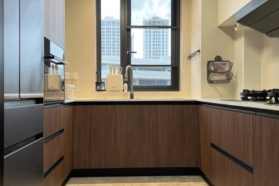 Hoàn Thiện Dự Án Tủ Bếp Nhôm Tổ Ong Giả Gỗ Walnut Thiết Kế Chữ U