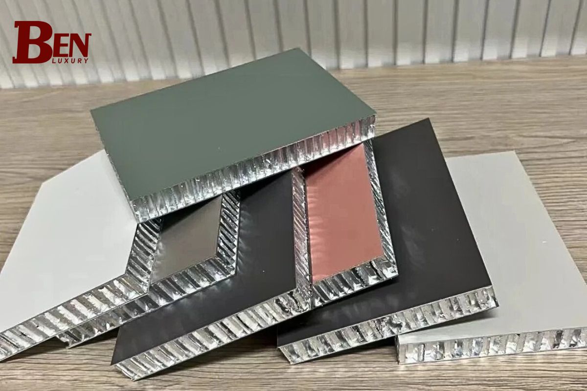 Tư Vấn Chọn Lớp Phủ Cho Tủ Bếp Khung Nhôm Tổ Ong Cánh Kính
