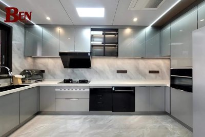 Nên Mua Tủ Bếp Lắp Sẵn Hay Đặt Tại Xưởng? Giải Đáp Từ Chuyên Gia Benluxury!