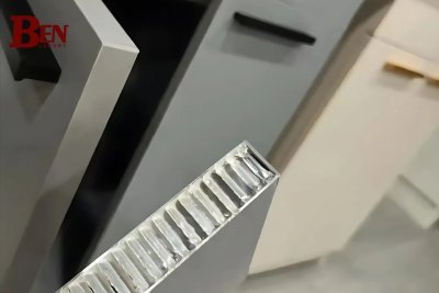 Tại Sao Tủ Bếp Nhôm Tổ Ong Là Xu Hướng Thiết Kế Bếp Hiện Đại?