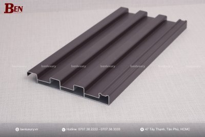 Tấm Lợp Nhôm Cách Nhiệt vs. Ngói Truyền Thống: Đánh Giá Hiệu Suất & Tuổi Thọ
