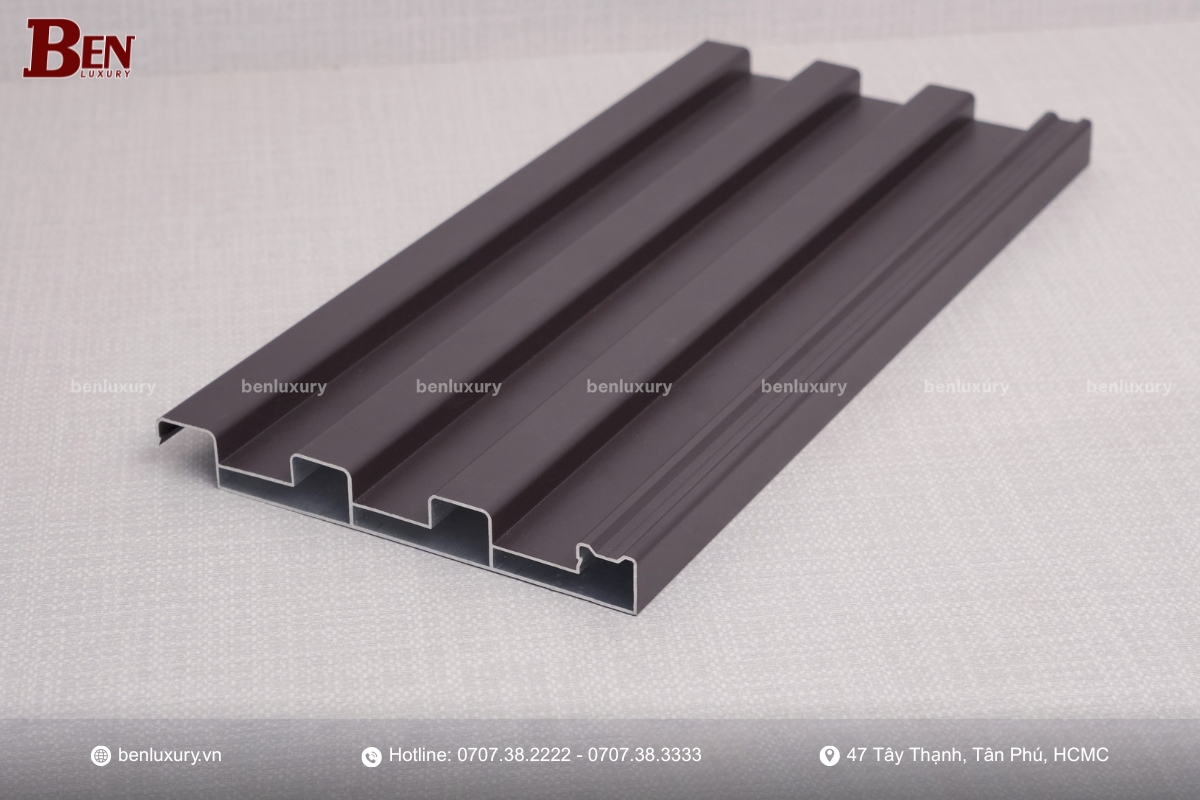 Tấm Lợp Nhôm Cách Nhiệt vs. Ngói Truyền Thống: Đánh Giá Hiệu Suất & Tuổi Thọ