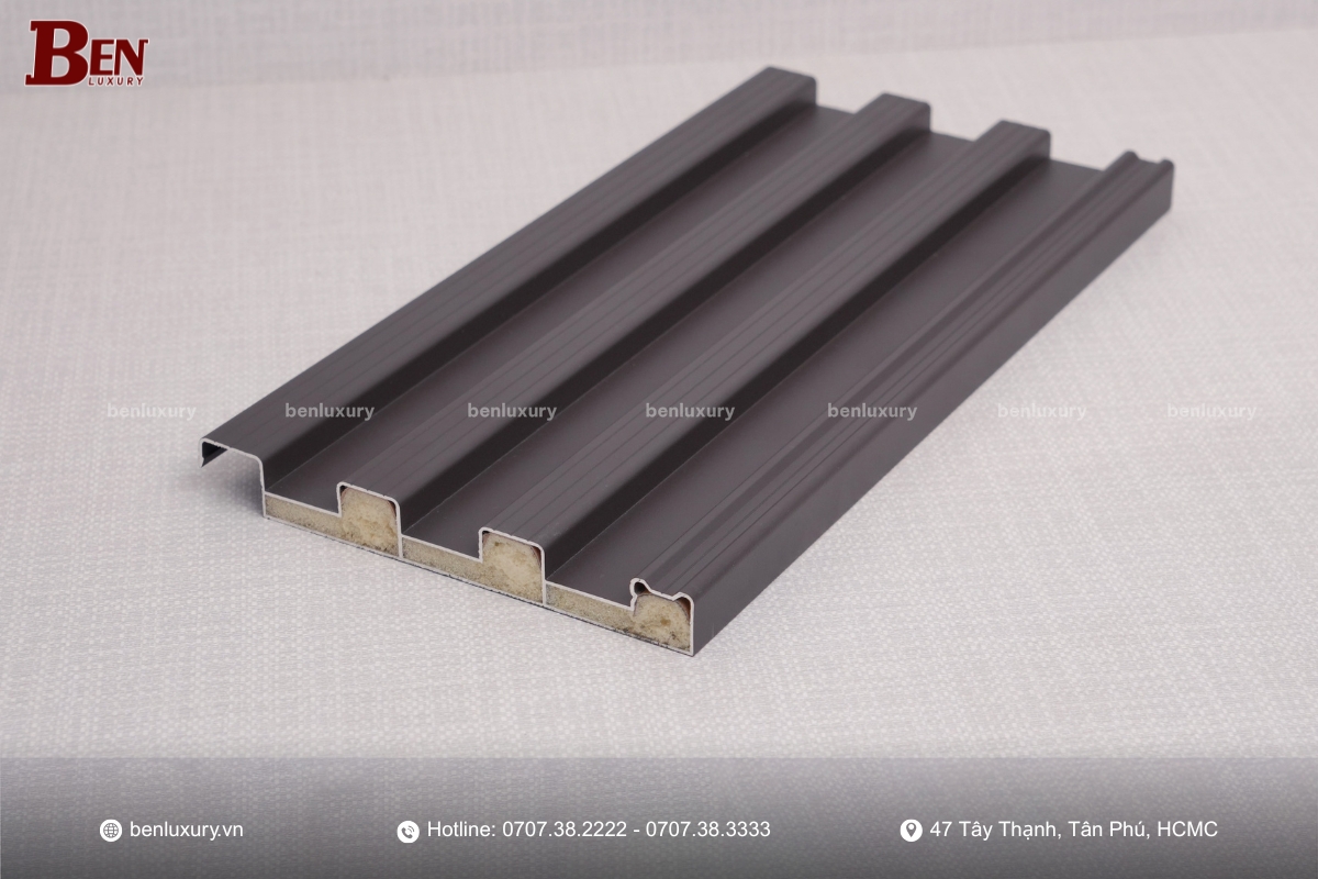 Tấm Lợp Nhôm Cách Nhiệt vs. Panel Cách Nhiệt: Lựa Chọn Nào Tối Ưu Cho Công Trình?