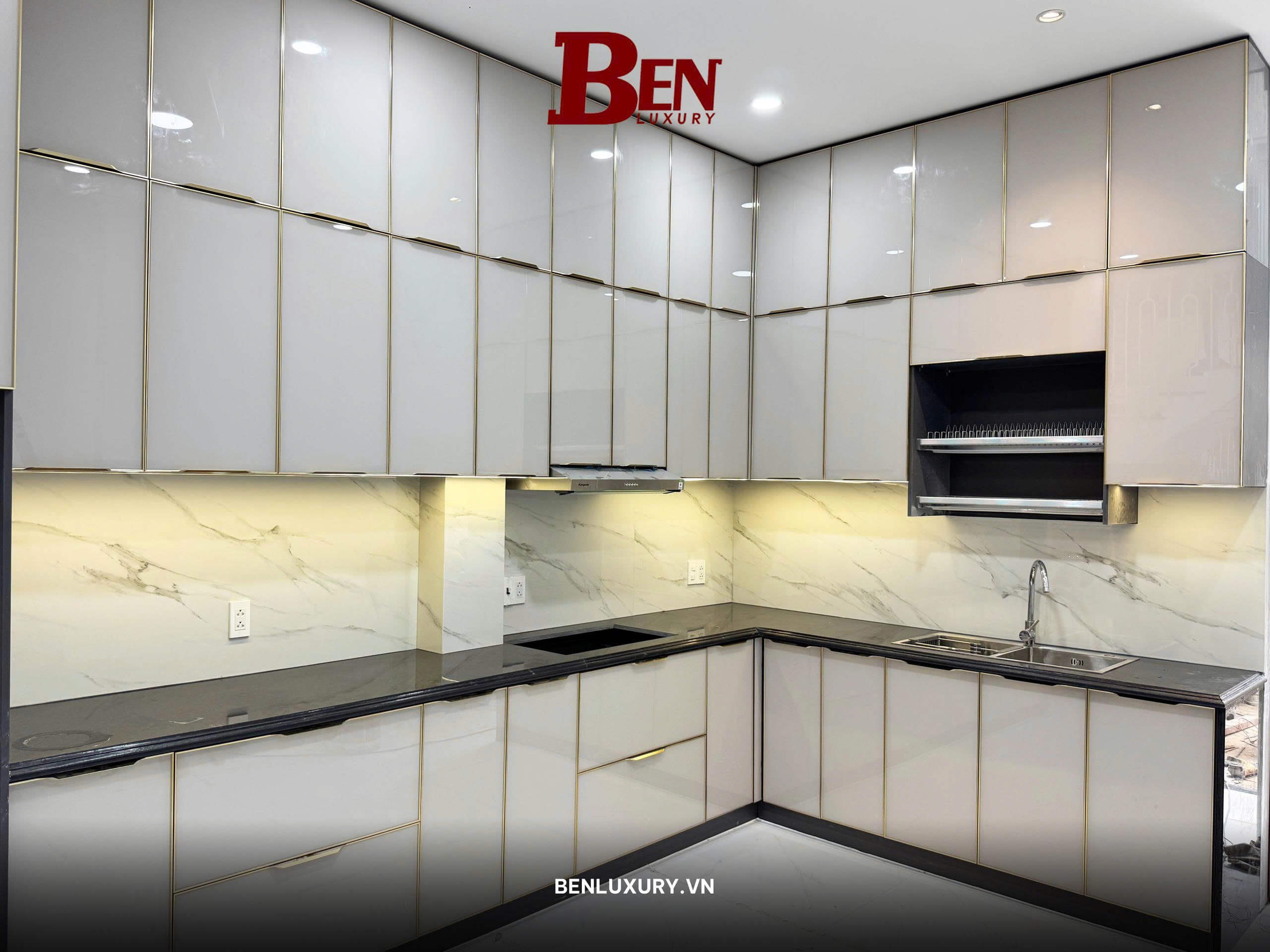 Nét Đẹp Tối Giản Với Tủ Bếp Nhôm Nguyên Tấm Cánh Kính Màu Be