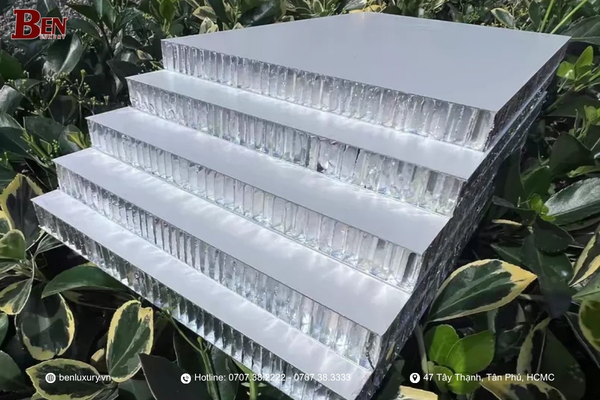 Tấm Nhôm Tổ Ong Và Nhôm Composite: Nên Chọn Loại Nào Cho Công Trình 2025?