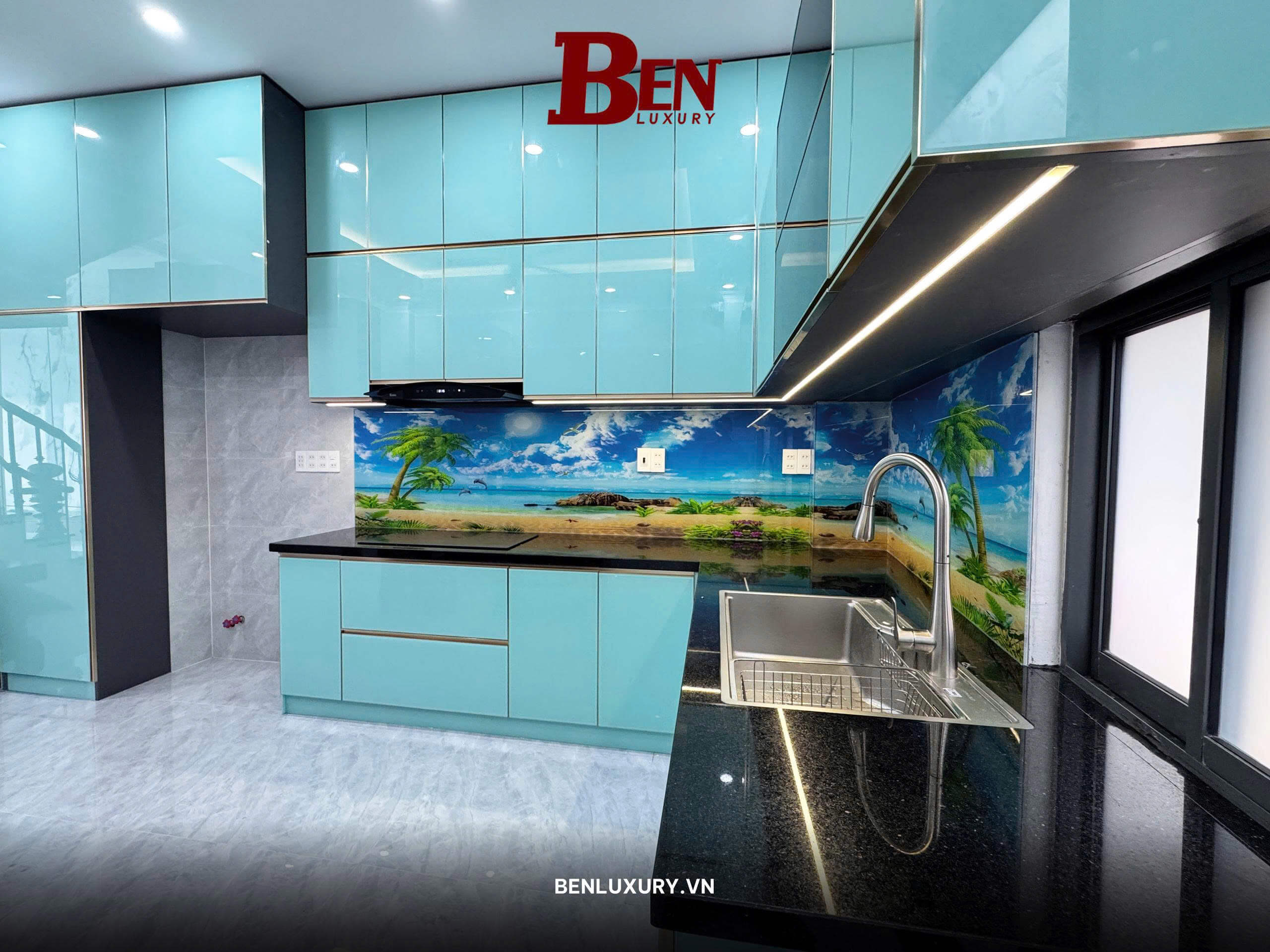 Tủ Bếp Cánh Kính Tay Nắm Âm Mạ Vàng: Dự Án Kết Hợp Inox 304 & Hợp Kim Nhôm Cao Cấp