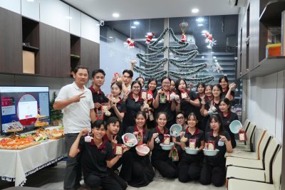 Khoảnh Khắc Giáng Sinh Ấm Áp Và Kết Nối Tại Gia Đình Benluxury