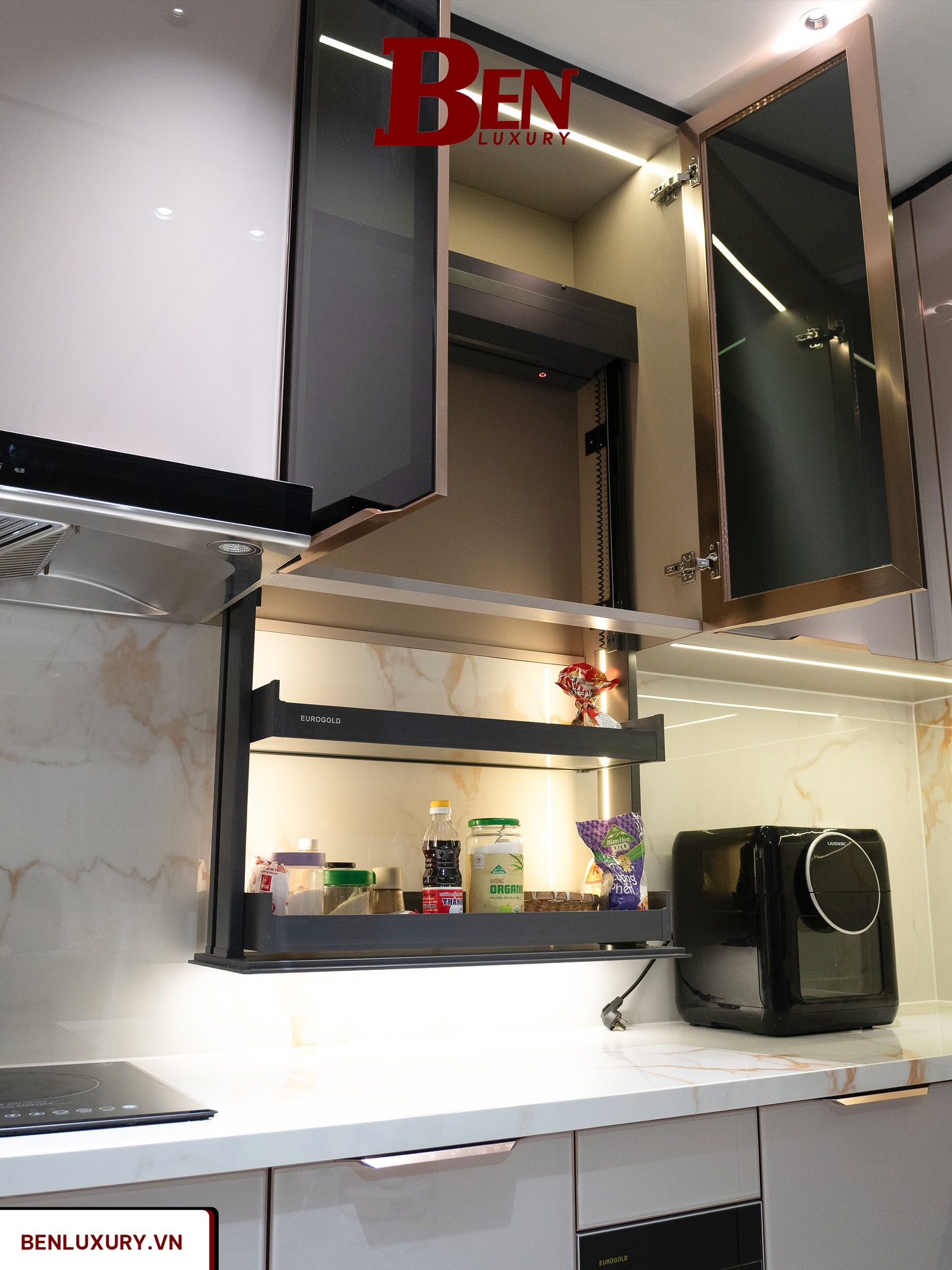 ban giao bo tu bep canh kinh cnc vat ket hop dao bep marble trang cao cap benluxury 11