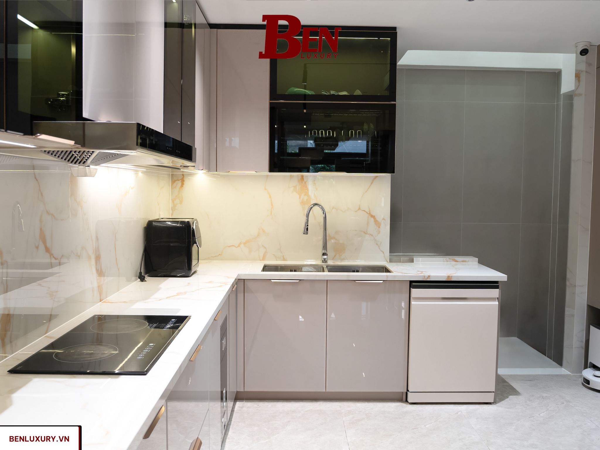 ban giao bo tu bep canh kinh cnc vat ket hop dao bep marble trang cao cap benluxury 16