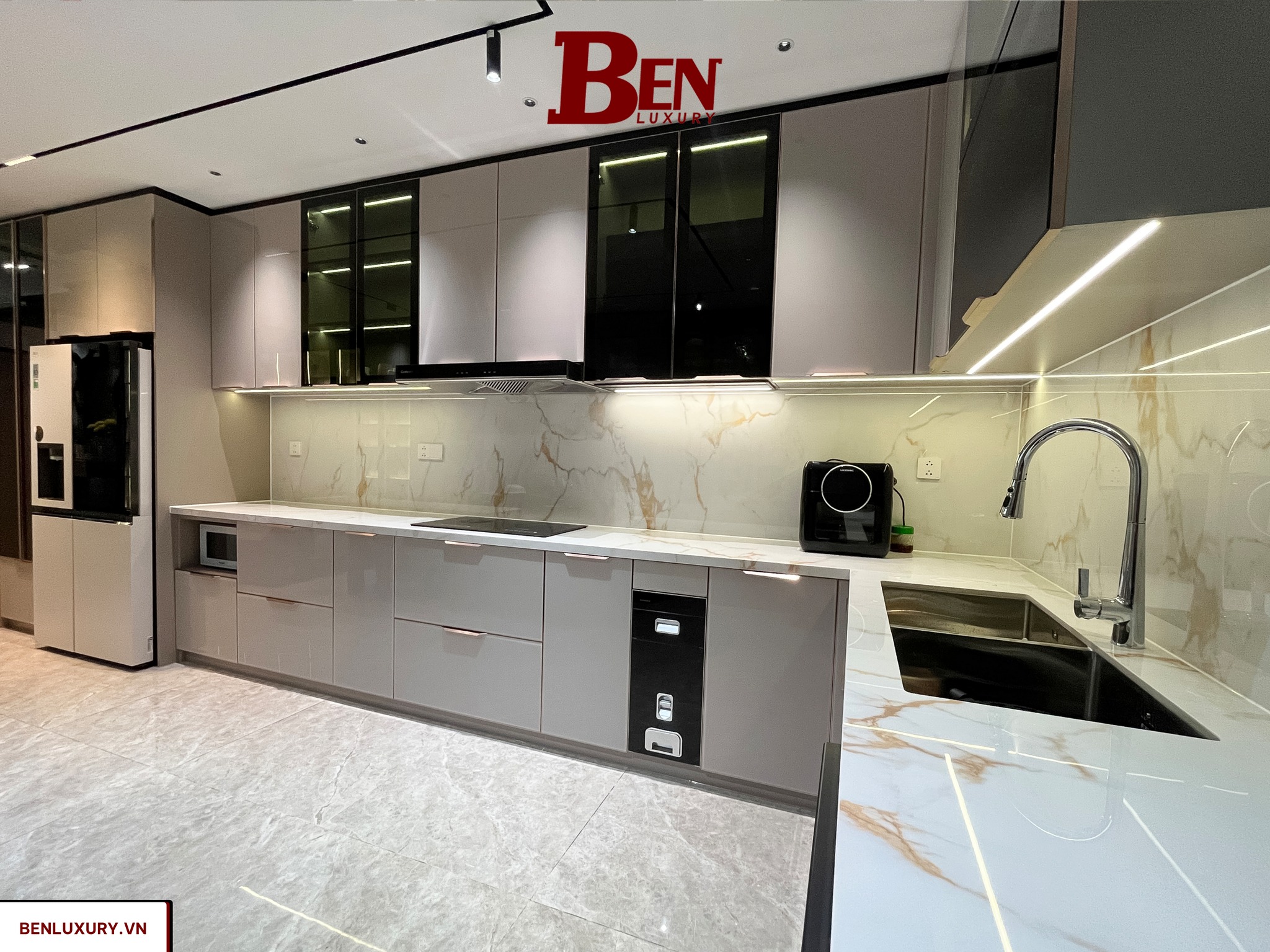 ban giao bo tu bep canh kinh cnc vat ket hop dao bep marble trang cao cap benluxury 2