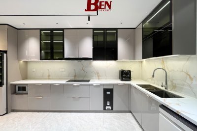 Bàn Giao Bộ Tủ Bếp Cánh Kính CNC Vát Kết Hợp Đảo Bếp Marble Trắng Cao Cấp Benluxury