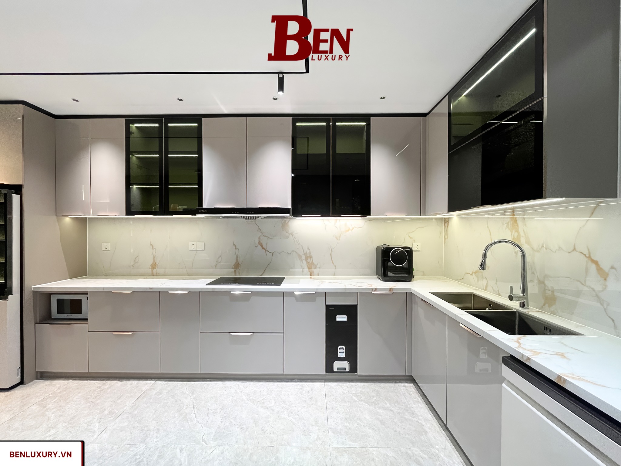 Bàn Giao Bộ Tủ Bếp Cánh Kính CNC Vát Kết Hợp Đảo Bếp Marble Trắng Cao Cấp Benluxury