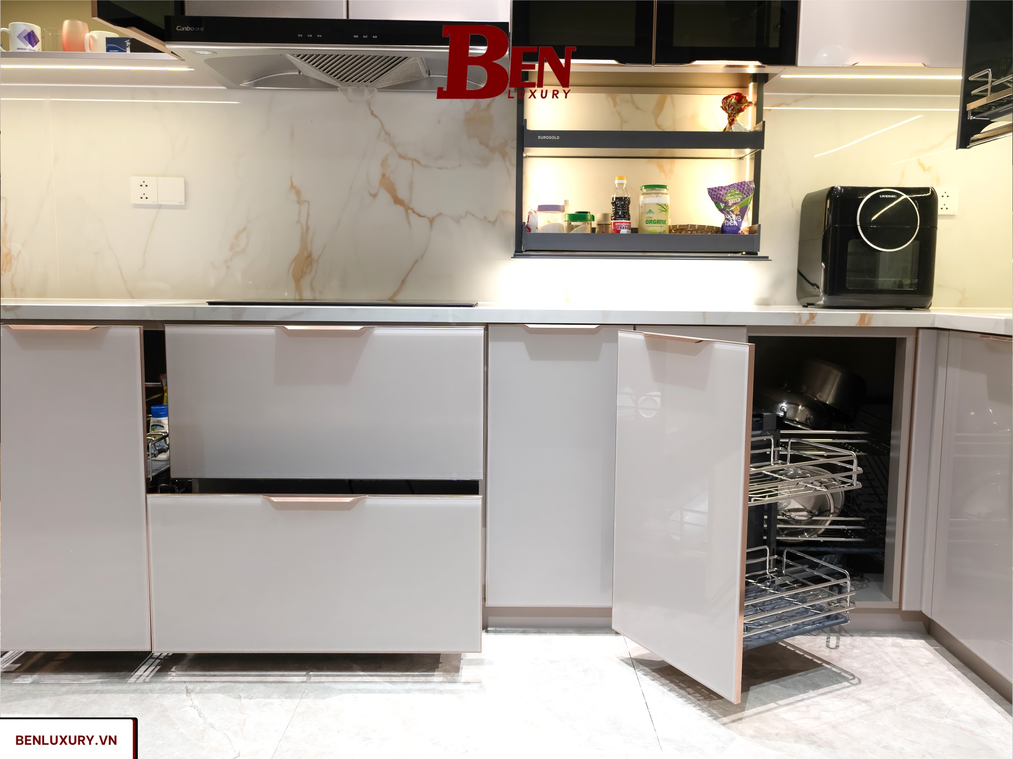 ban giao bo tu bep canh kinh cnc vat ket hop dao bep marble trang cao cap benluxury 4