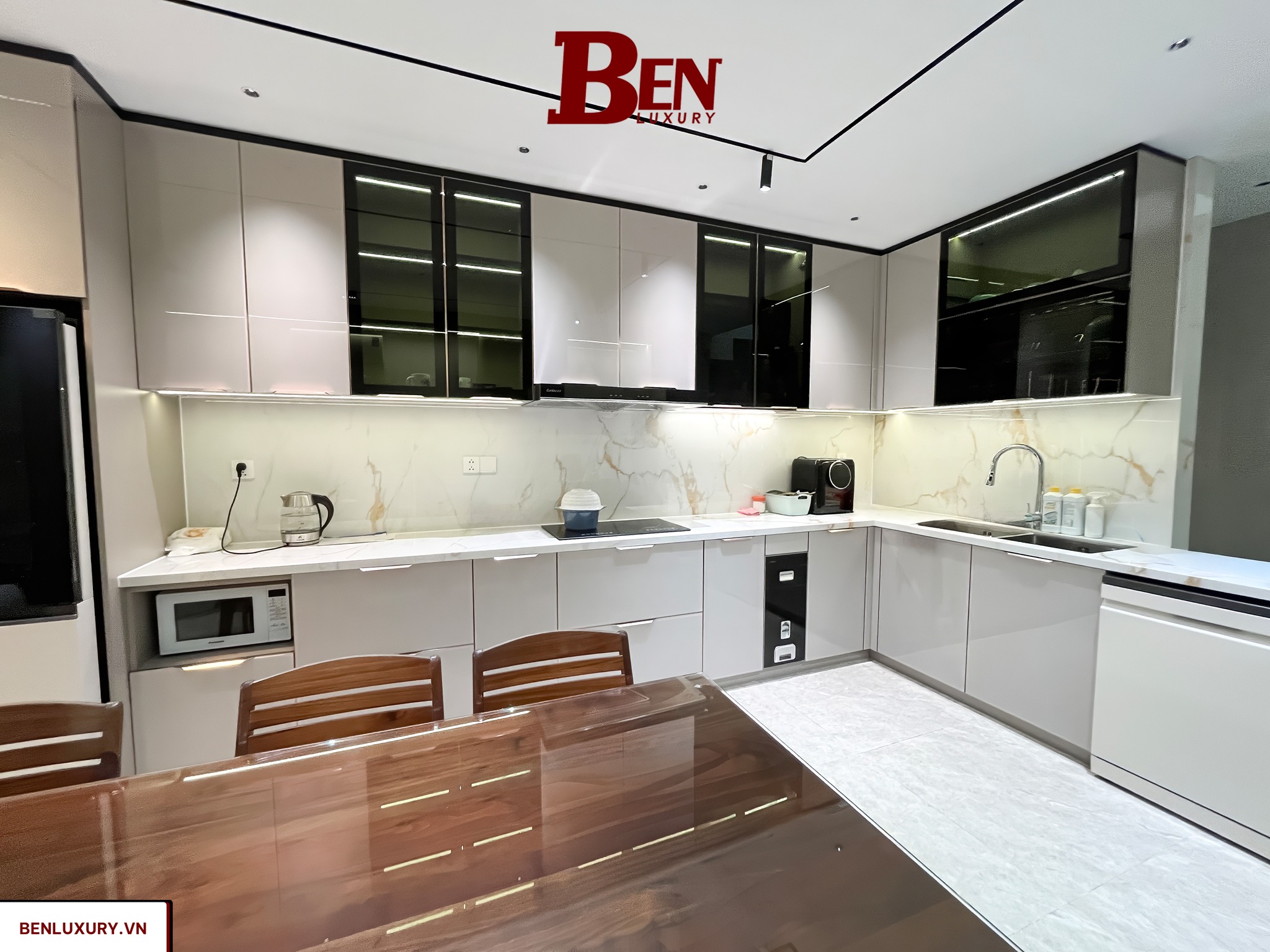 ban giao bo tu bep canh kinh cnc vat ket hop dao bep marble trang cao cap benluxury 6