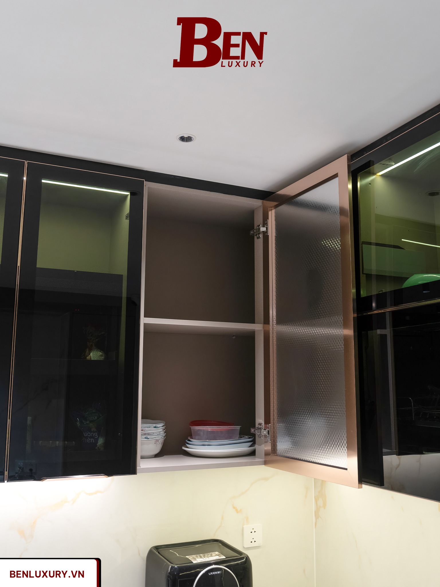 ban giao bo tu bep canh kinh cnc vat ket hop dao bep marble trang cao cap benluxury 7