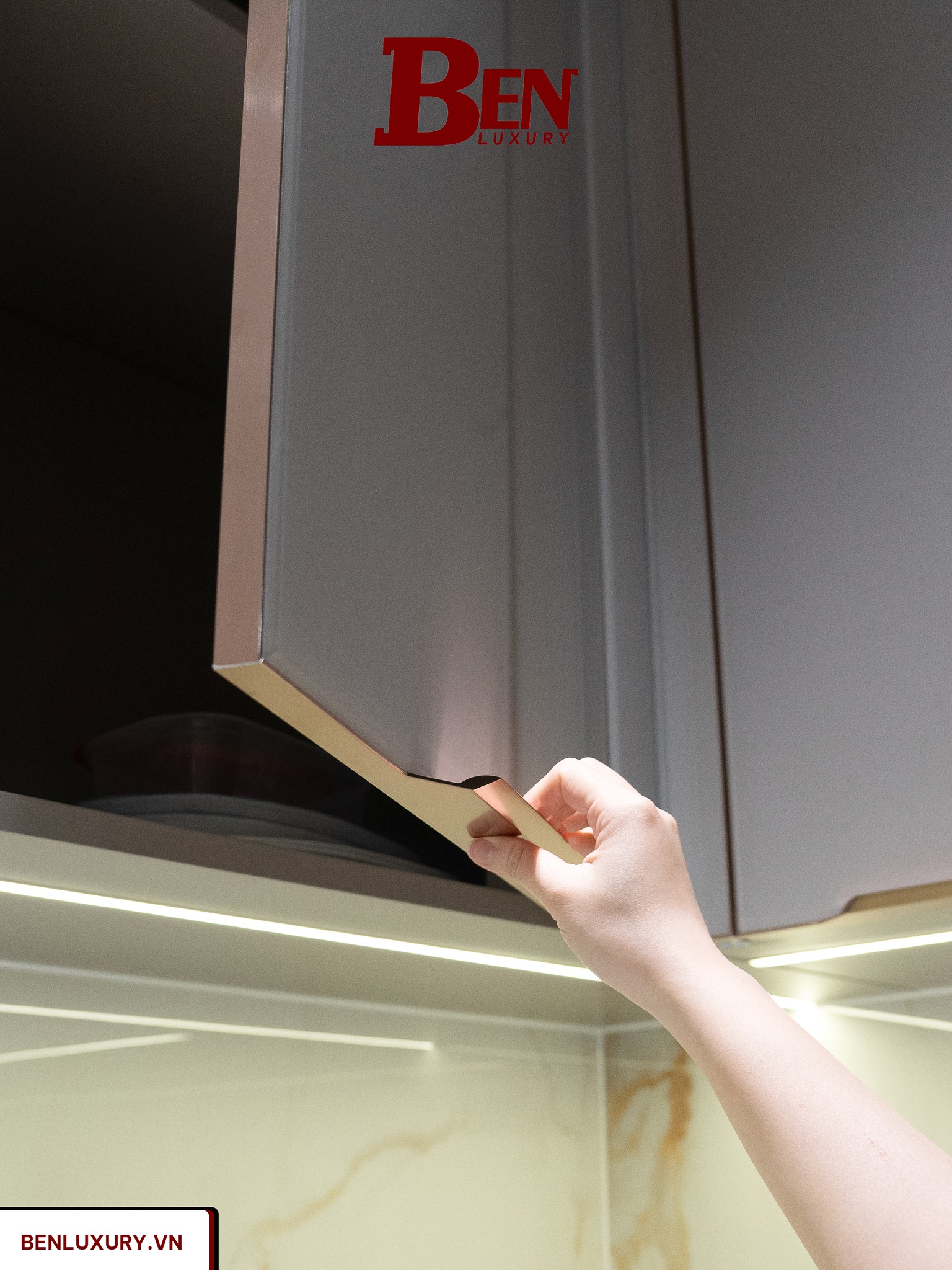 ban giao bo tu bep canh kinh cnc vat ket hop dao bep marble trang cao cap benluxury