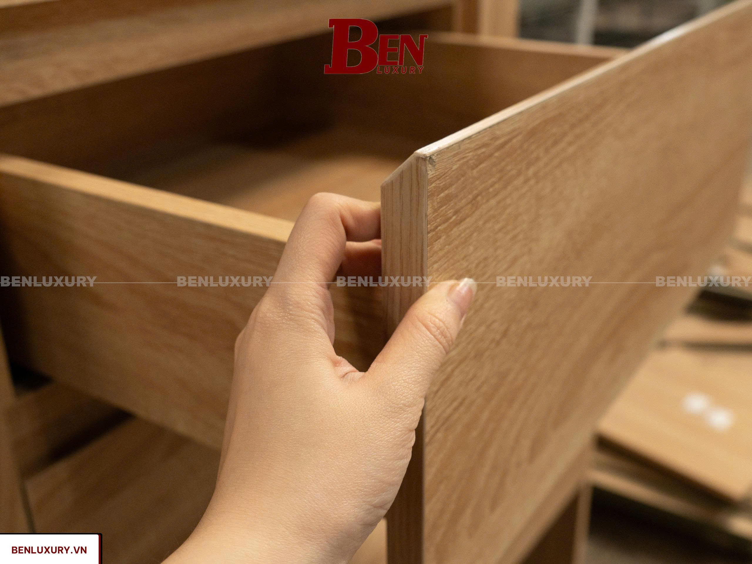 Hoàn Thiện Bàn Gỗ MDF Lõi Xanh Chống Ẩm Phủ Melamine Tại Xưởng Benluxury