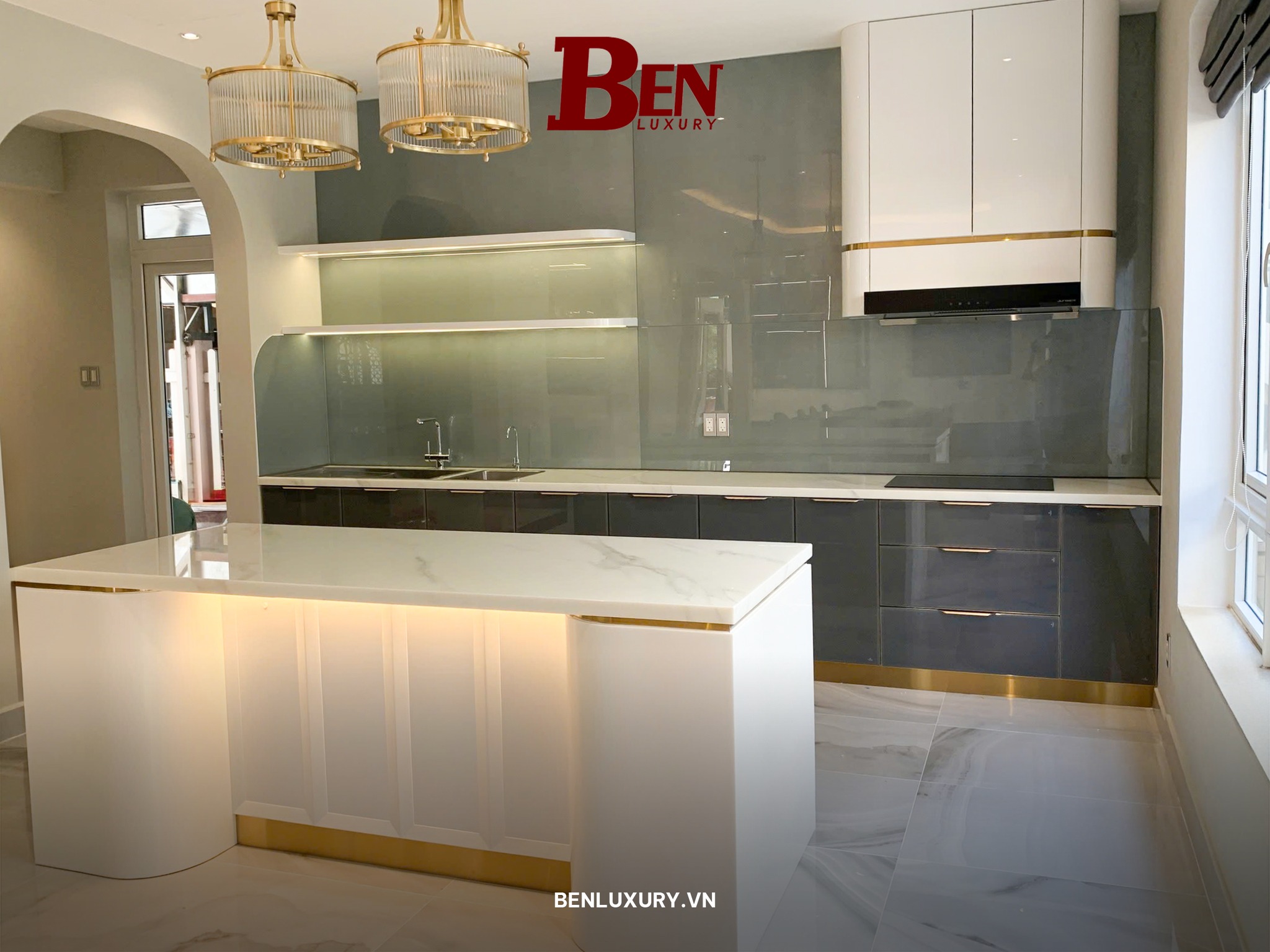 Hoàn Thiện Bộ Tủ Bếp Cánh Kính Tone Trung Tính Cao Cấp Siêu Sang Benluxury