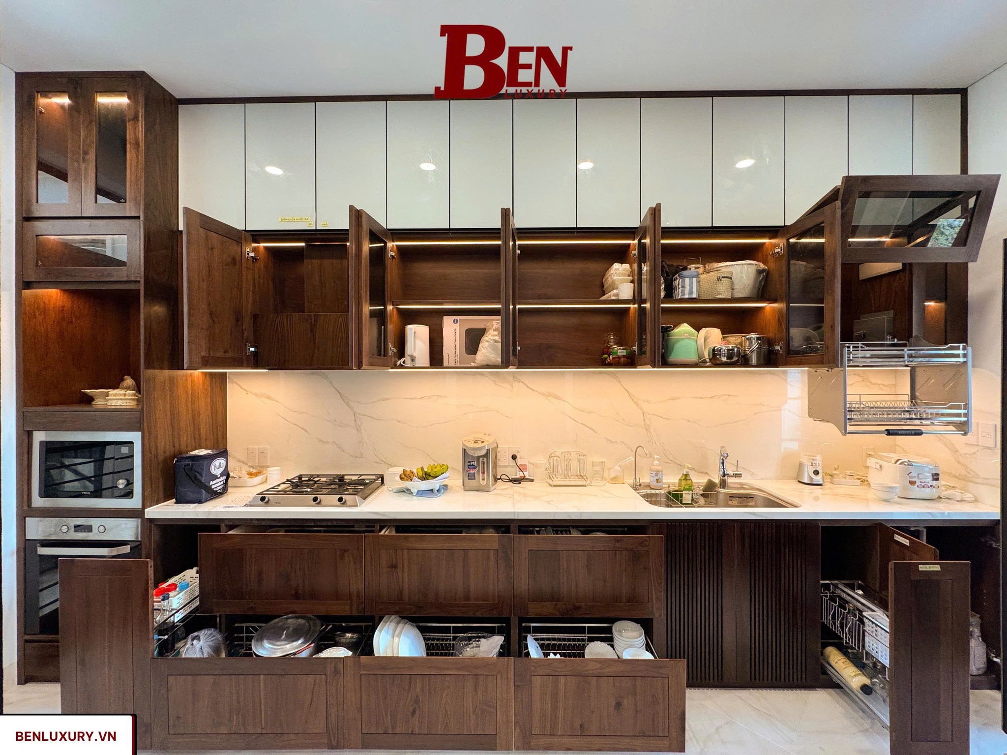 Hoàn Thiện Bộ Tủ Bếp Gỗ Óc Chó Cánh Kính Cao Cấp Benluxury