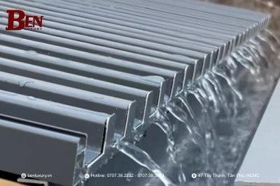 So Sánh Mái Lợp Nhôm Lõi Rỗng vs Benluxury PU: Nên Chọn Loại Nào Cho Nhà Phố 2026?