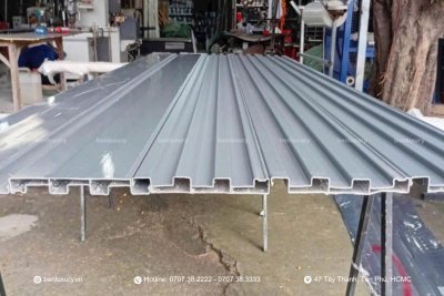 Tấm Lợp Nhôm Lõi Rỗng Benluxury Giá Bao Nhiêu 1 Thanh 6m?