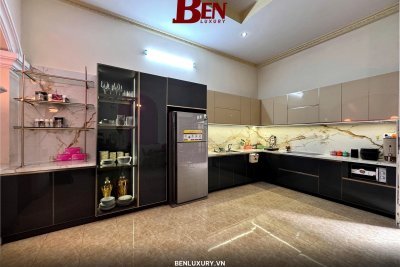 Hoàn Thiện Tủ Bếp Nhôm Cánh Kính Tay Nắm Âm Suốt Cánh Vàng Bóng Sang Trọng & Bền Bỉ