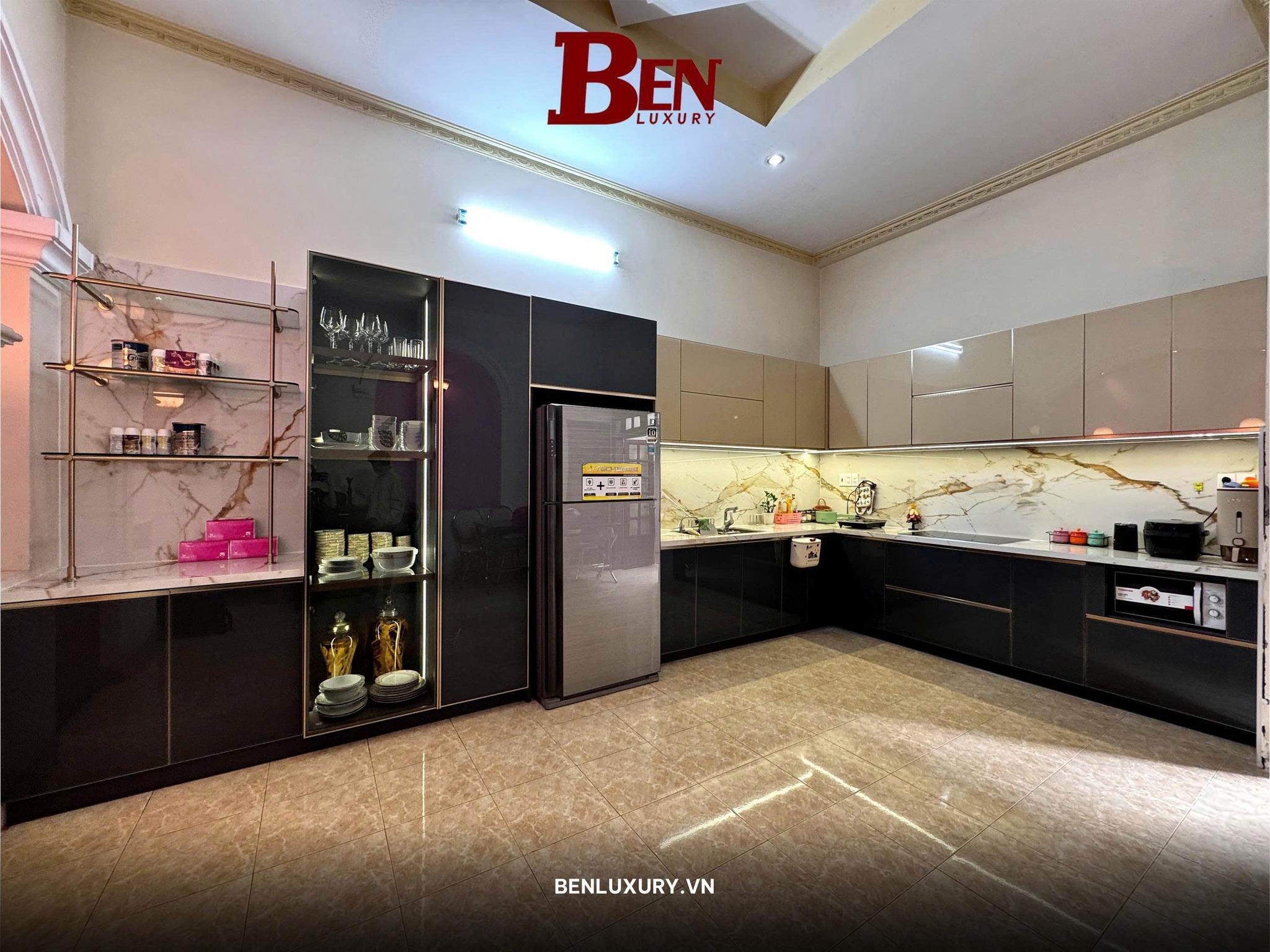Hoàn Thiện Tủ Bếp Nhôm Cánh Kính Tay Nắm Âm Suốt Cánh Vàng Bóng Sang Trọng & Bền Bỉ