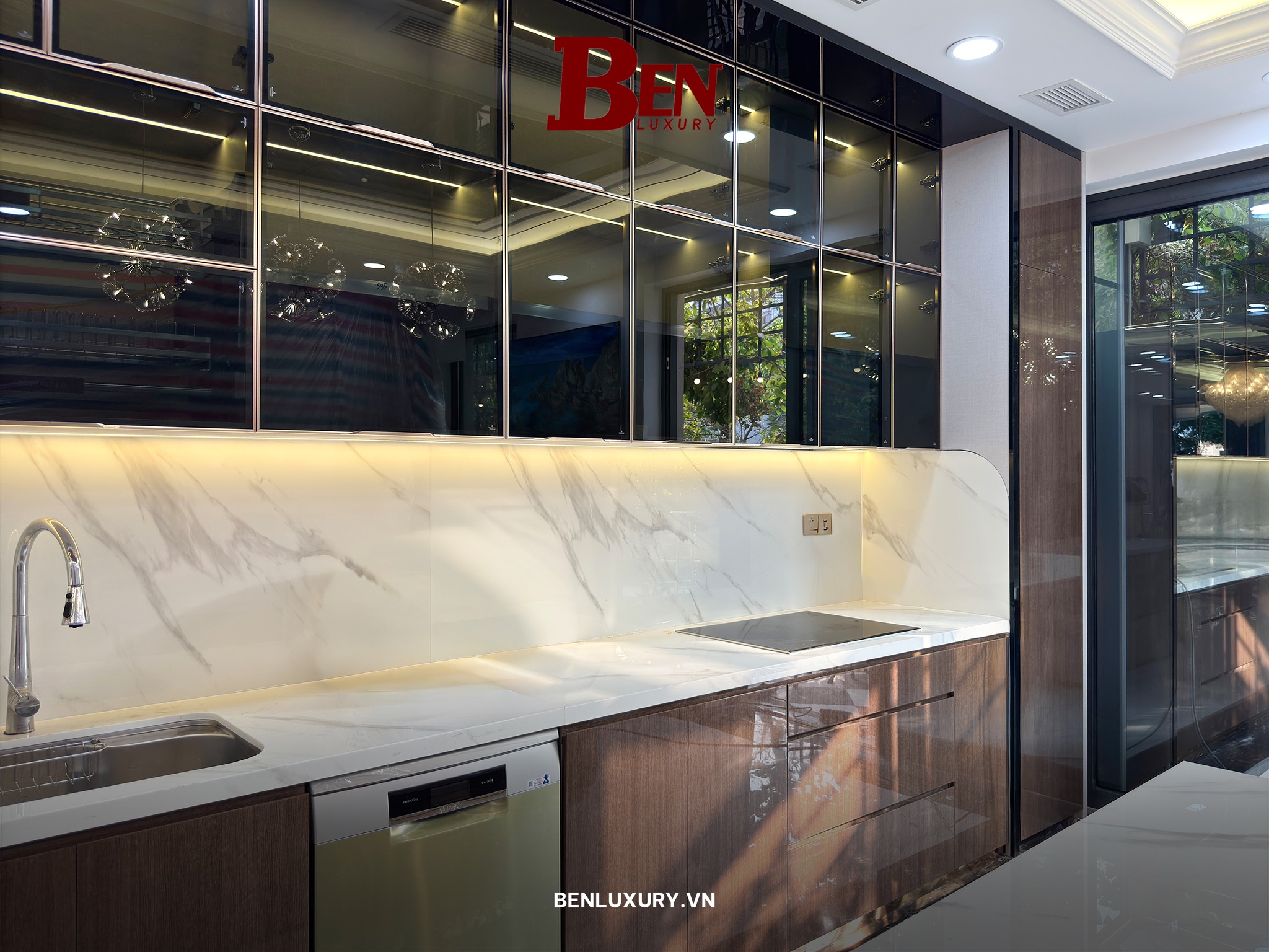 hoan thien tu bep nhom tam han lazer canh kinh ket hop canh go 10