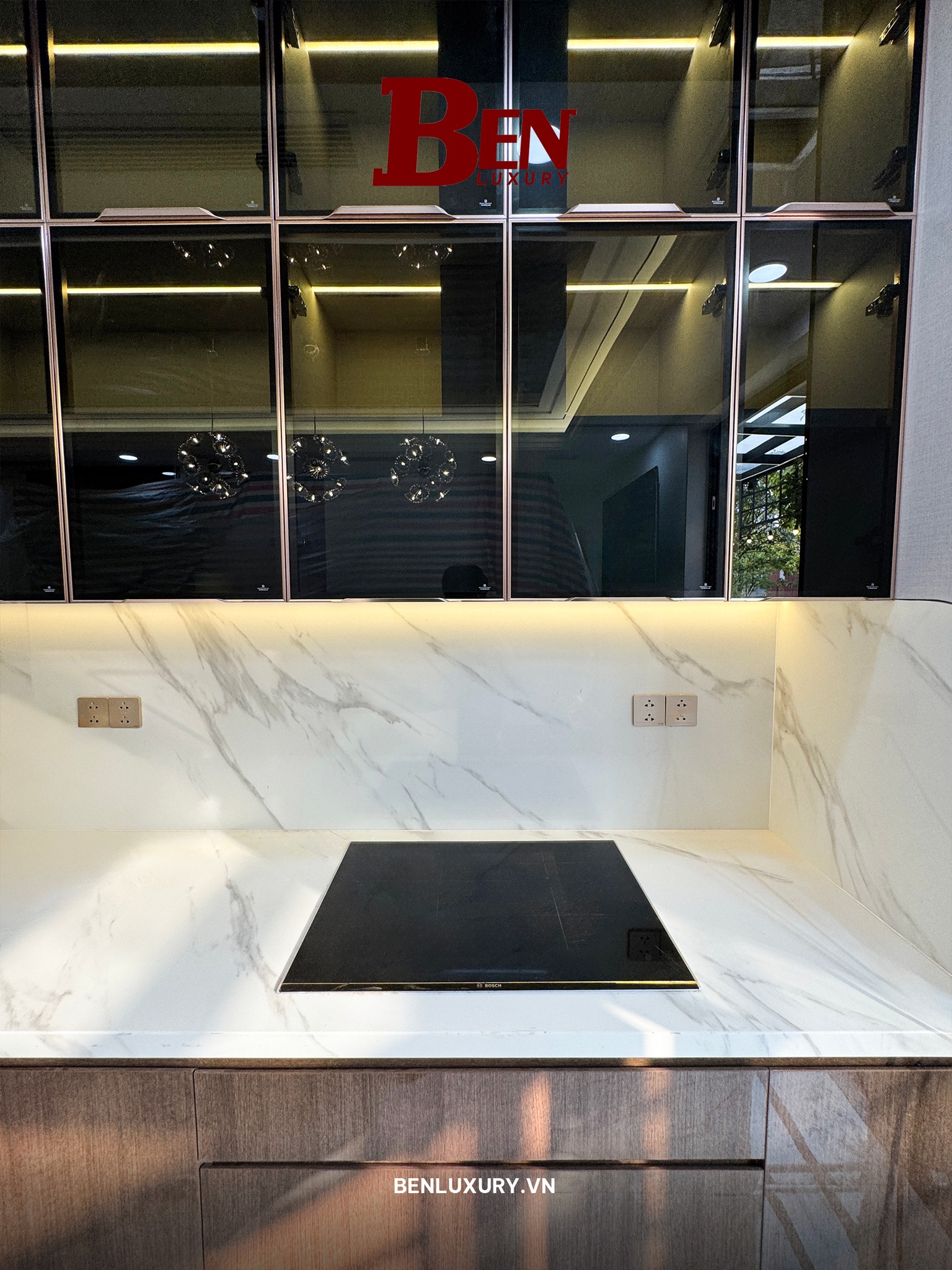 hoan thien tu bep nhom tam han lazer canh kinh ket hop canh go 3