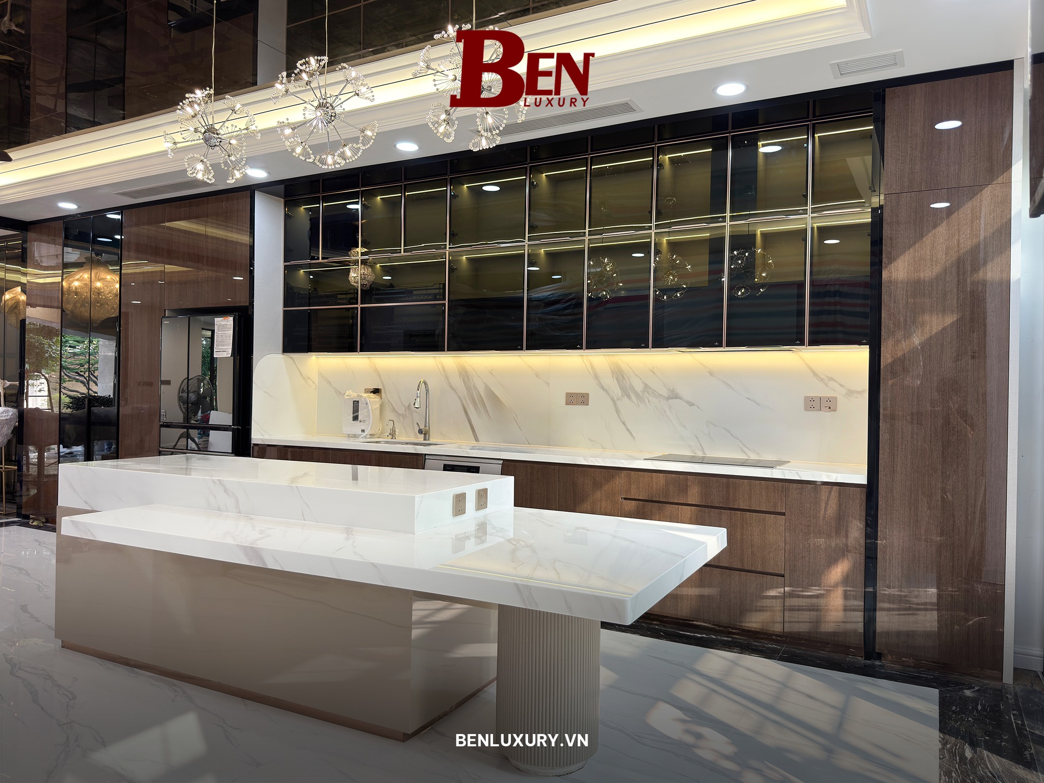 Hoàn Thiện Tủ Bếp Nhôm Tấm Hàn Lazer Cánh Kính Kết Hợp Cánh Gỗ – Không Gian Bếp Luxury 2026