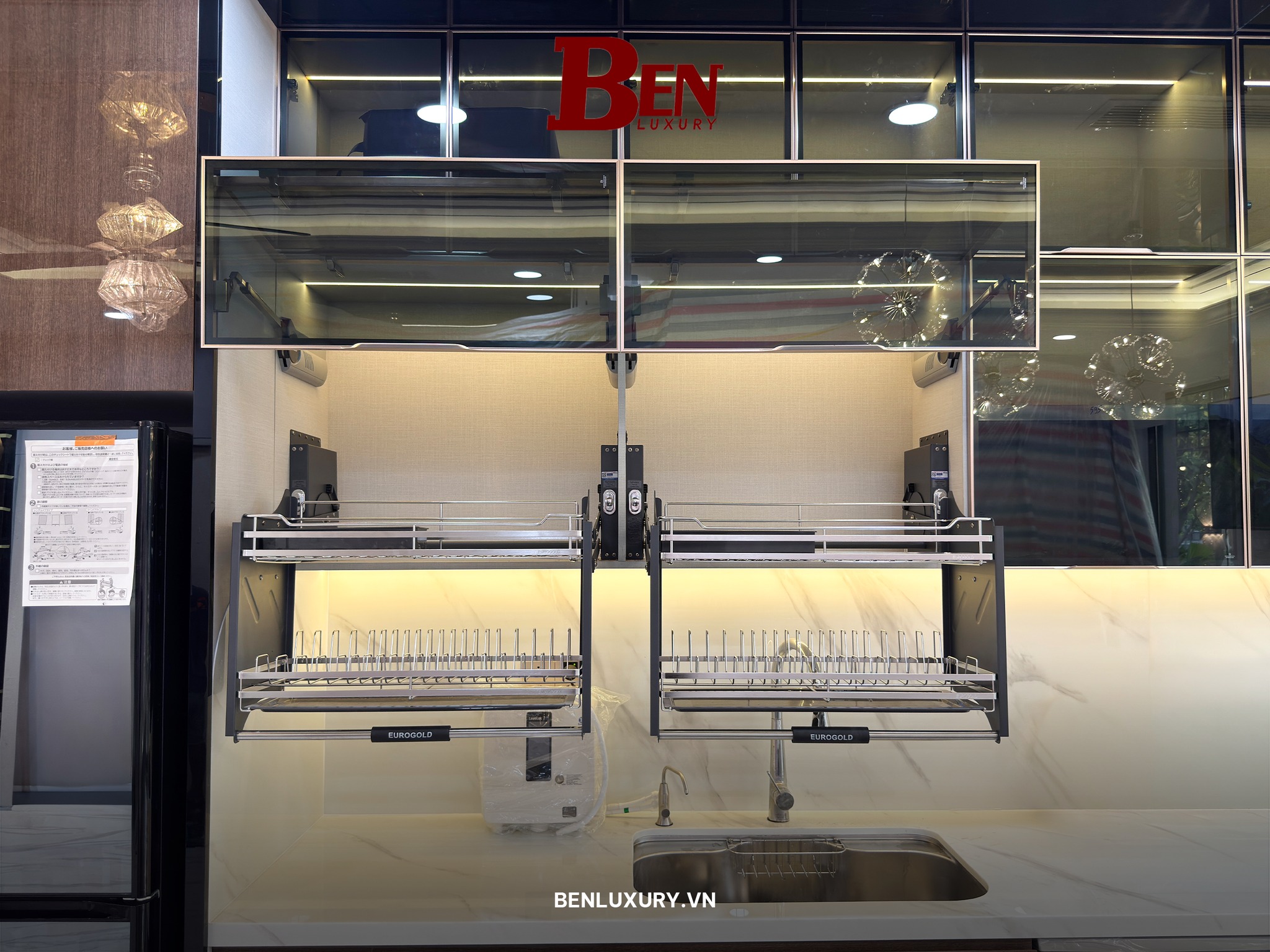 hoan thien tu bep nhom tam han lazer canh kinh ket hop canh go 6