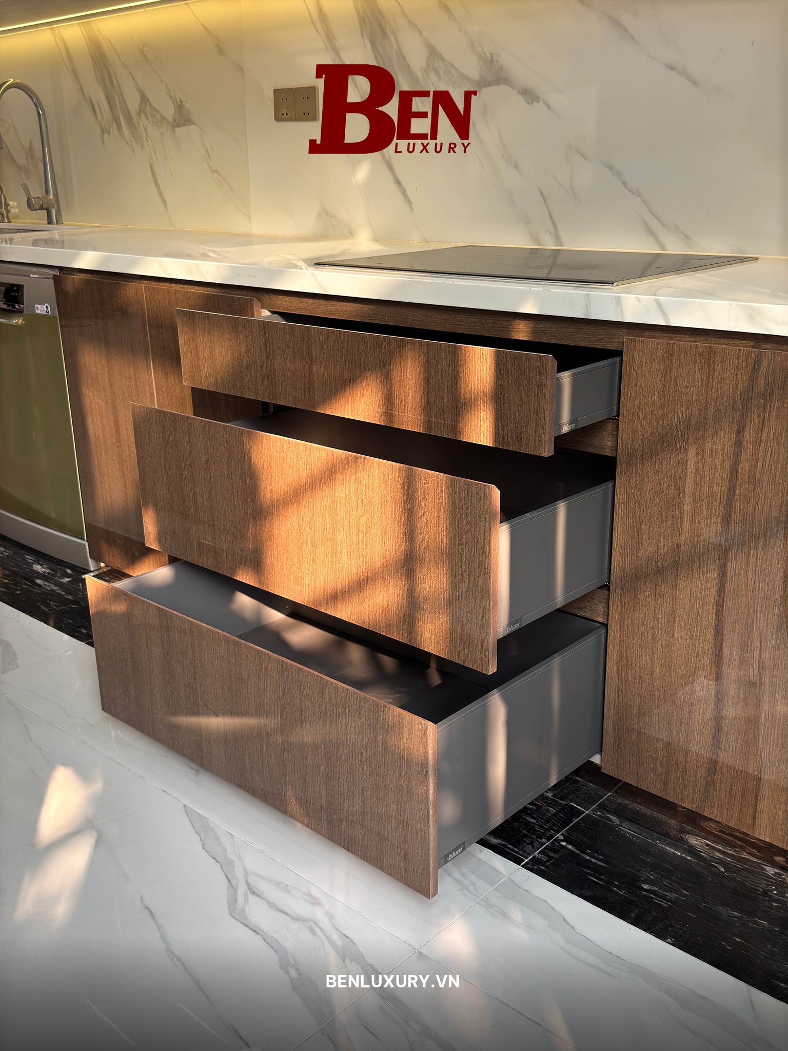 hoan thien tu bep nhom tam han lazer canh kinh ket hop canh go 7