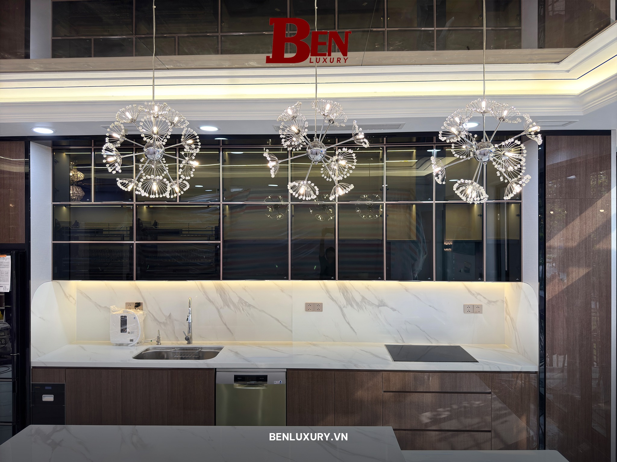 hoan thien tu bep nhom tam han lazer canh kinh ket hop canh go 8