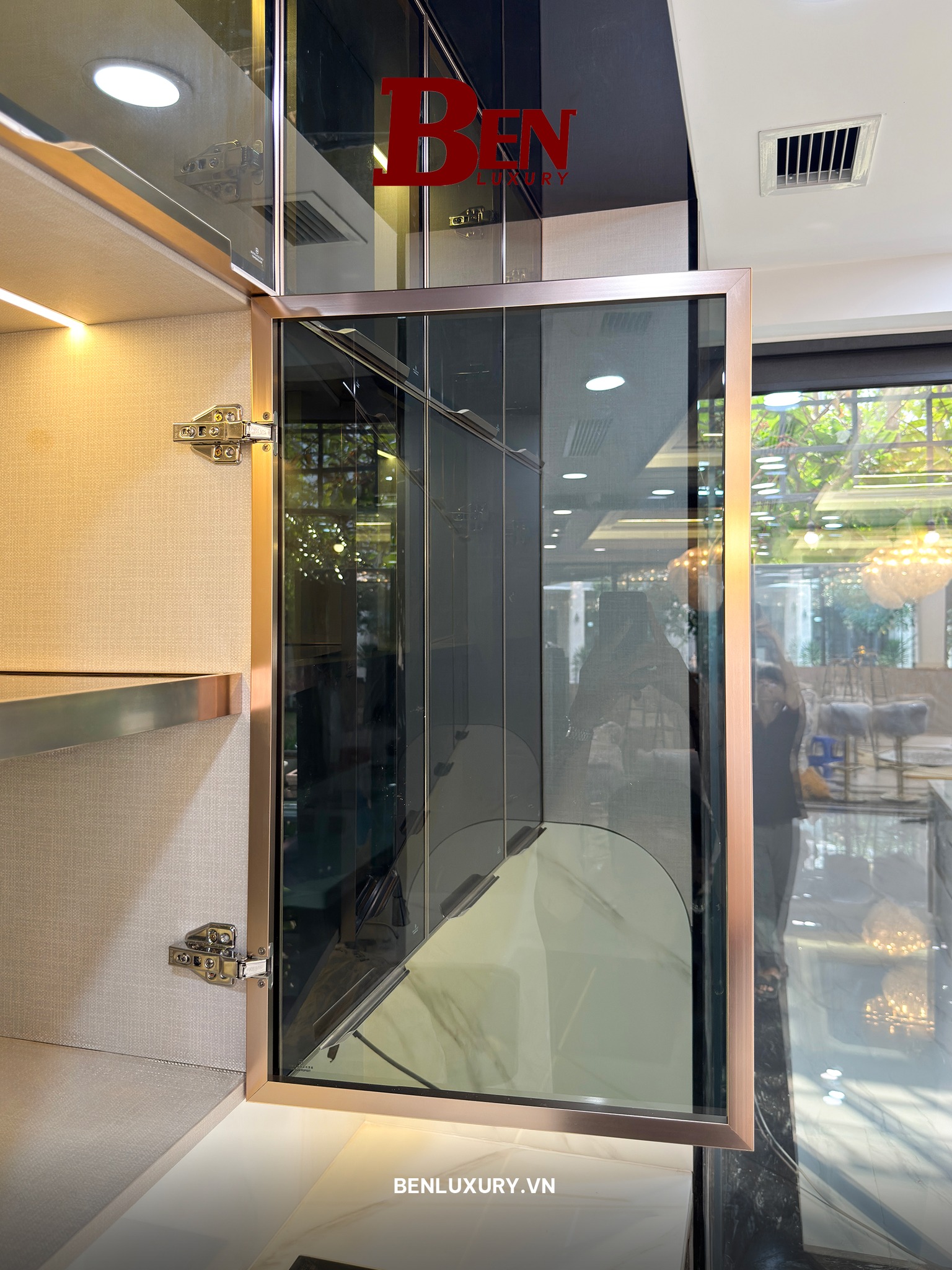 hoan thien tu bep nhom tam han lazer canh kinh ket hop canh go