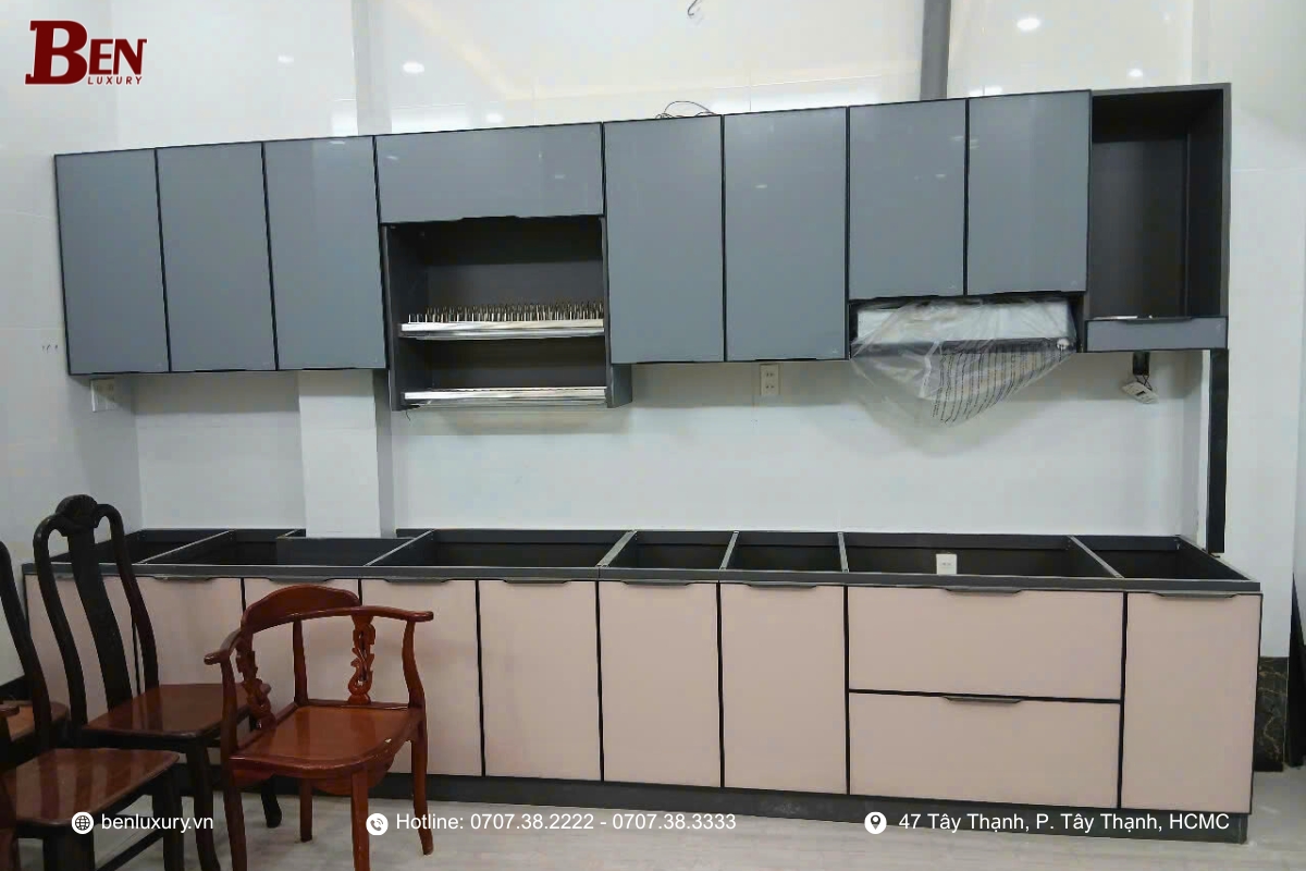 thung tu bep nhom tam han lazer co ton cong hon thung nhom cai tien 31