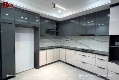 Hoàn Thiện Tủ Bếp Nhôm Cánh Kính Tay CNC Vát Đen Mờ - Tinh Tế, Tối Giản Và Sang Trọng 2026