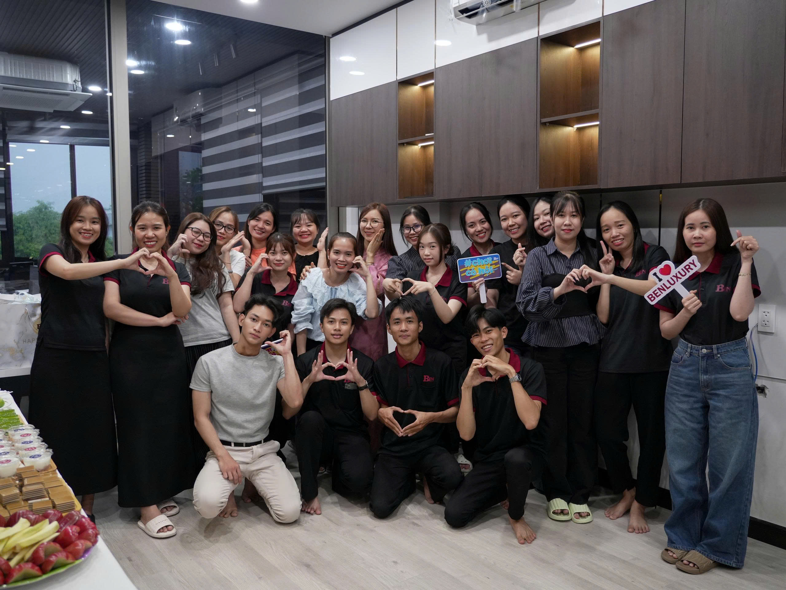 happy women s day 83  benluxury tri an chi em van phong xuong 10